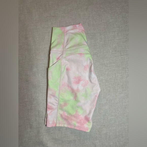 Fabletics Oasis High-Waisted Pocket Short 7” Tie Dye / Marble Biker Shorts - Picture 2 of 4